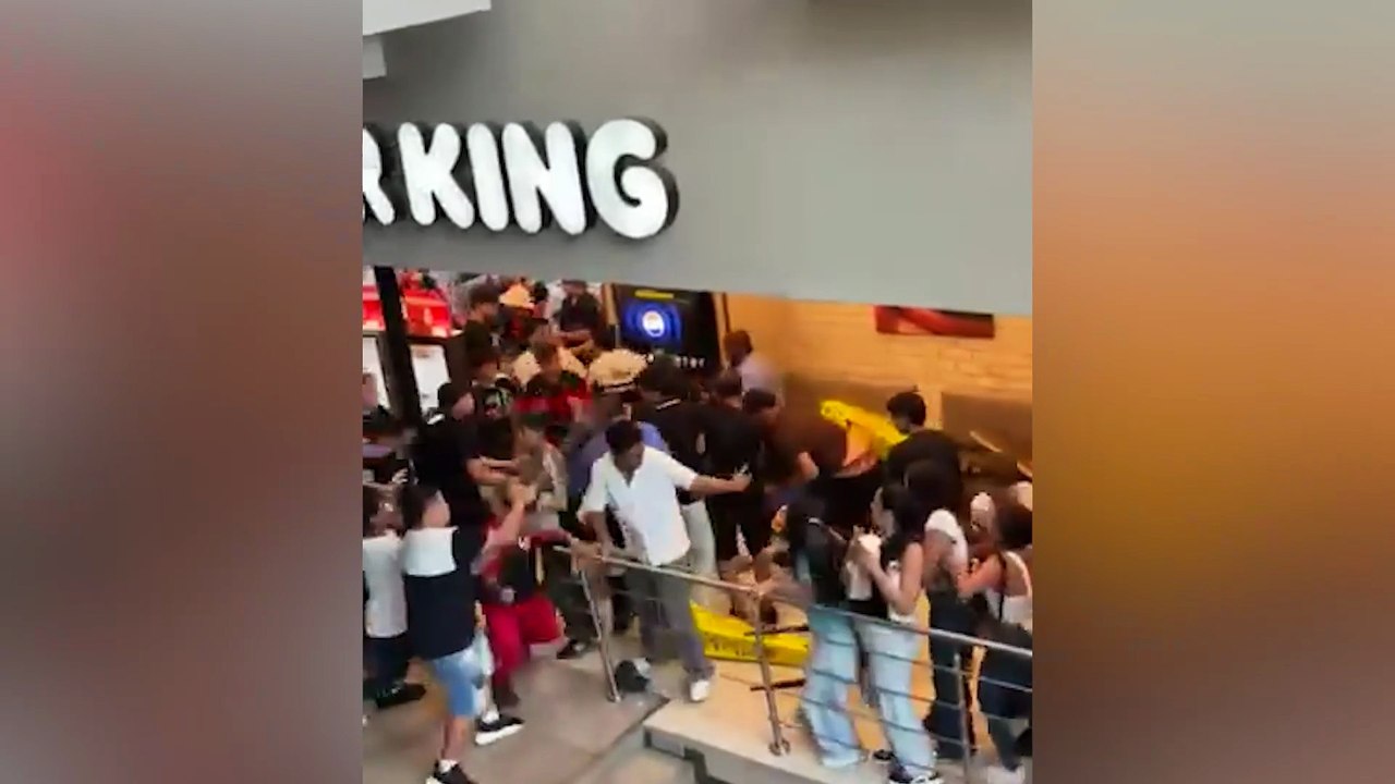 Turba destruye locales y golpea a seguridad privada en centro comercial de Alajuela