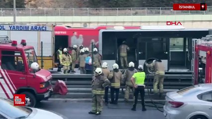 Zeytinburnu'nda metrobüs yandı: Trafik oluştu