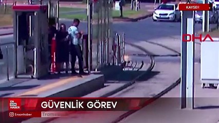 Kayseri'de tramvayı fark etmeyip karşıya geçmek isteyen vatandaşı, güvenlik görevlisi kurtardı