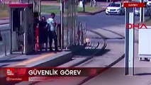 Kayseri'de tramvayı fark etmeyip karşıya geçmek isteyen vatandaşı, güvenlik görevlisi kurtardı