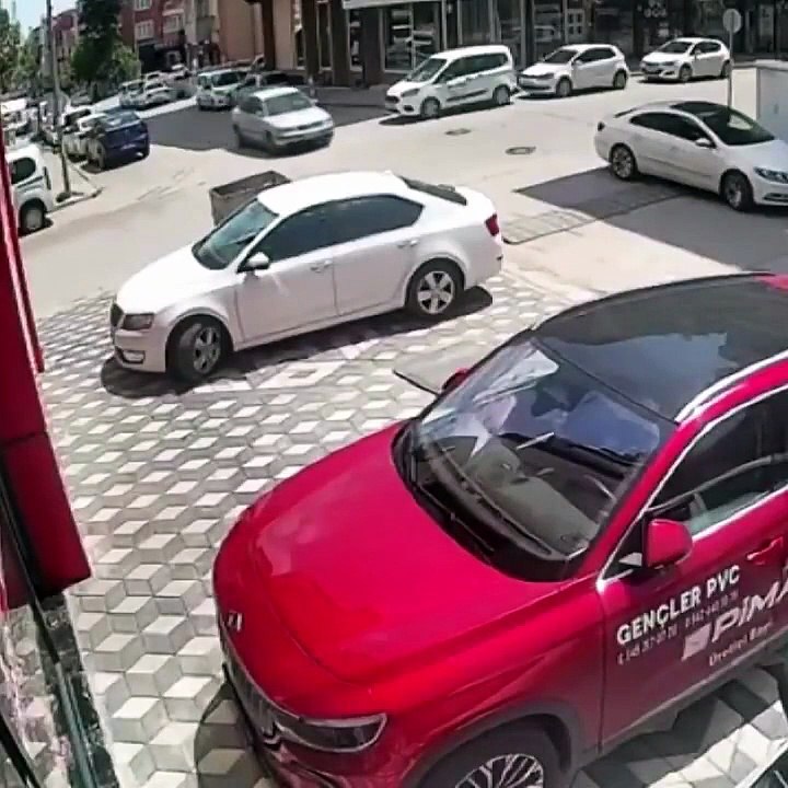 The Unluckiest #Shop in #Turkey #Cars Keep Crashing in the Same Spot