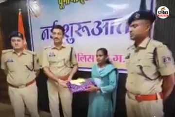 CG Naxal Surrender: 8 लाख रुपये की इनामी महिला नक्सली ने किया आत्मसमर्पण, देखें Video