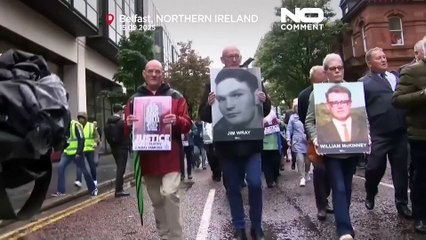 Famílias marcham para tribunal em Belfast no início do julgamento do Domingo Sangrento