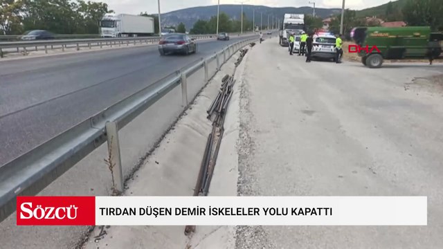 Tırdan düşen demir iskeleler yolu kapattı