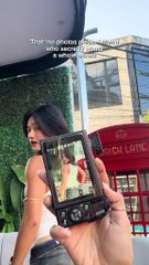 A model pretends to be unprepared when being photographed, even though it's just a trick, and sure enough, the results are very good.