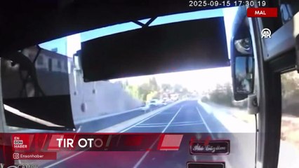 Malatya’da freni arızalanan tır otobüse çarpıp yandı