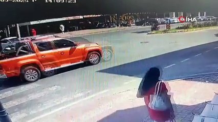 Antalya’da aynı kavşakta 5 dakika arayla iki motosiklet kazası kamerada