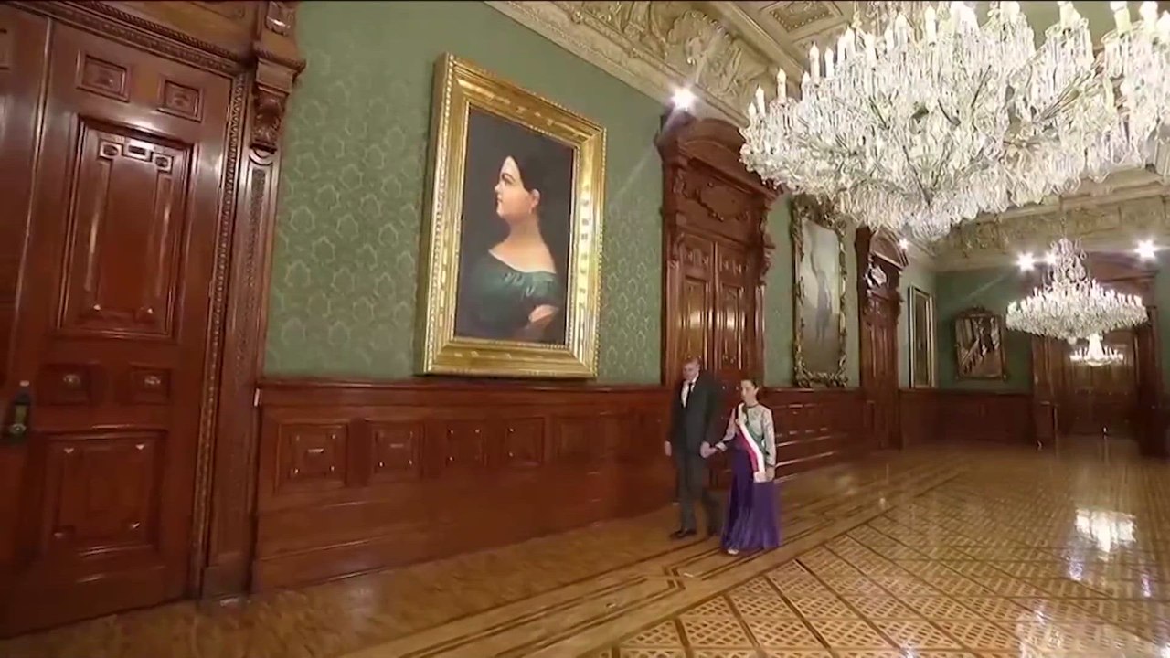 La primera mujer presidenta de México rinde homenaje a las heroínas en la histórica ceremonia de independencia «El grito»