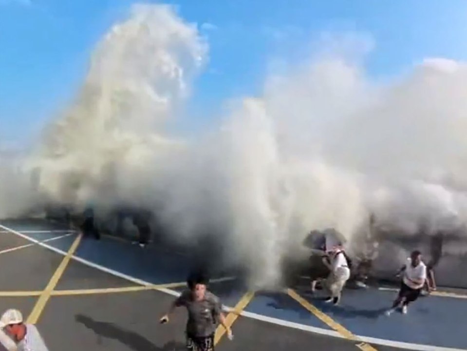 Monsterwelle überspült touristen auf brücke