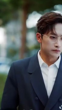 She hid her identity and traveled far away to avoid him, but he pursued her relentlessly, tied her to his side and treated her like a personal maid. He also flirted with other women in front of her. But when she finally turned cold and no longer had any a