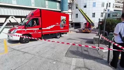 Trento, vigili del fuoco in azione al Santa Chiara: brucia una tettoia esterna