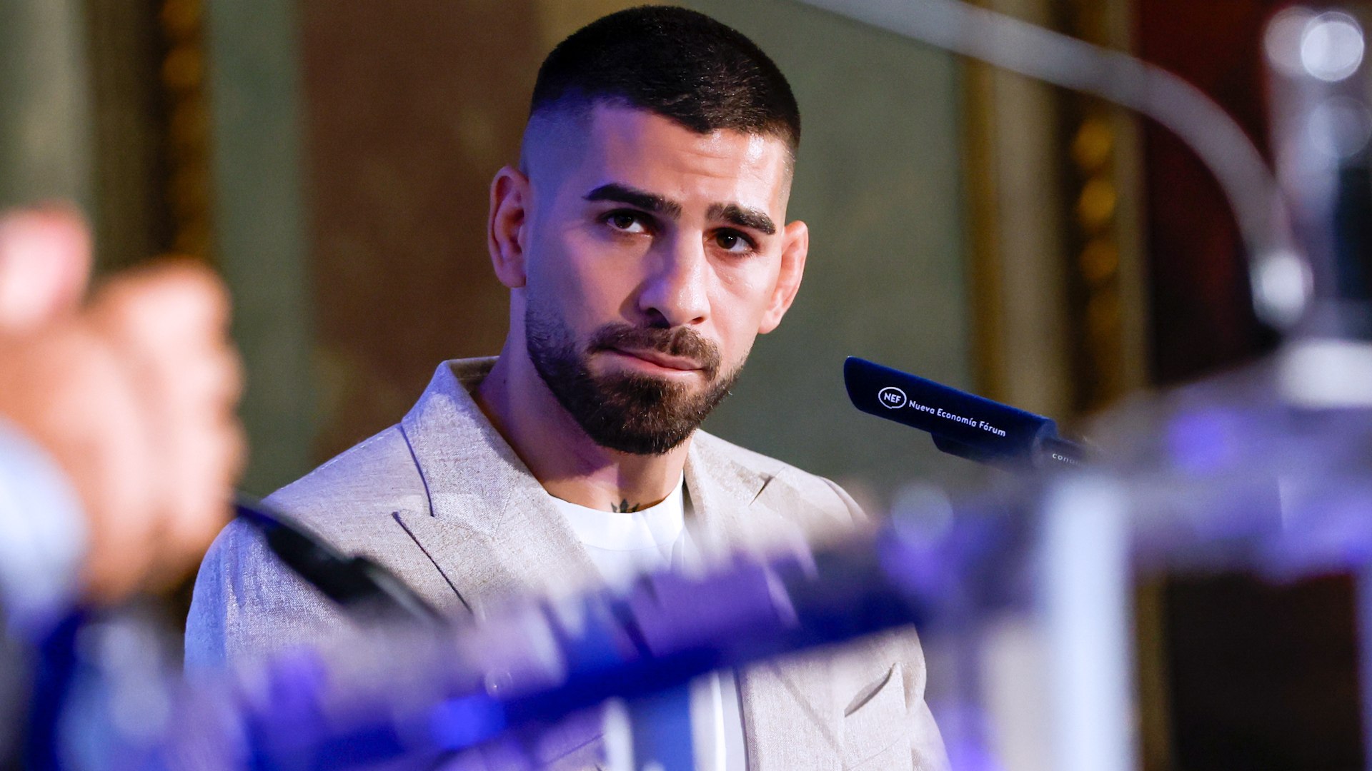 El campe�n del mundo del peso ligero de la Ultimate Fighting Championship (UFC) o artes marciales mixtas, el espa�ol Ilia Topuria, ret� este martes al boxeador estadounidense Terence Crawford a combatir sobre un cuadril�tero y se mostr� convencido de que el resultado ser�a de victoria a su favor.