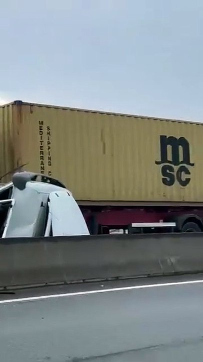 Acidente entre carretas deixa vítimas presas às ferragens e bloqueia BR-470 em Indaial