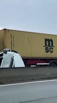 Acidente entre carretas deixa vítimas presas às ferragens e bloqueia BR-470 em Indaial