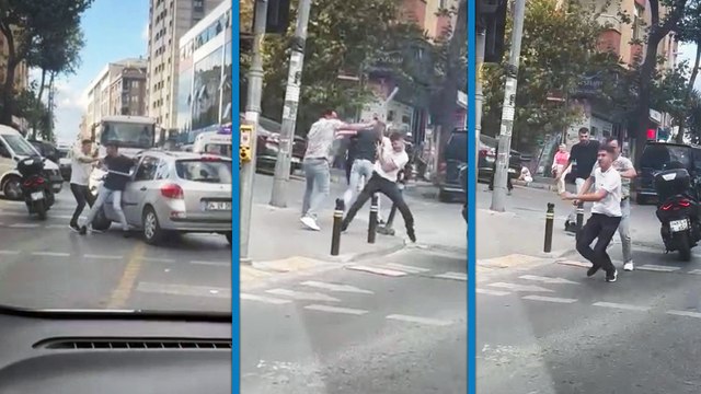 Trafikte yol verme kavgası; sopayla saldıranları biber gazıyla kovaladı 