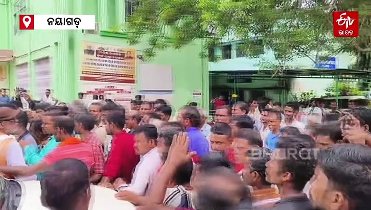 ସାର ପାଇଁ ଅତିରିକ୍ତ ଜିଲ୍ଲାପାଳଙ୍କ ଗାଡ଼ି ଆଗରେ ଶୋଇଲେ ଚାଷୀ