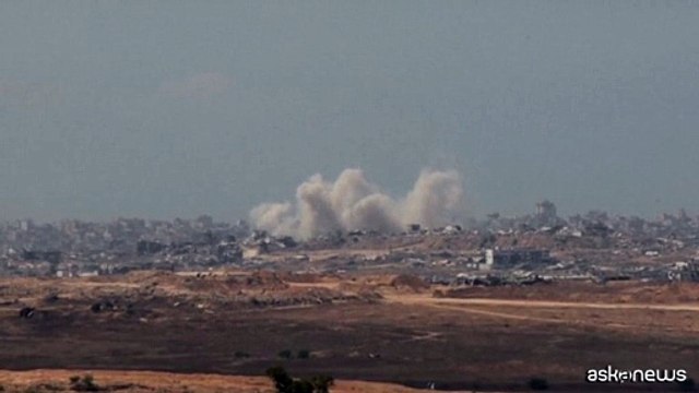 Fumo e esplosioni a Gaza City, l'Idf: ci sono migliaia di terroristi