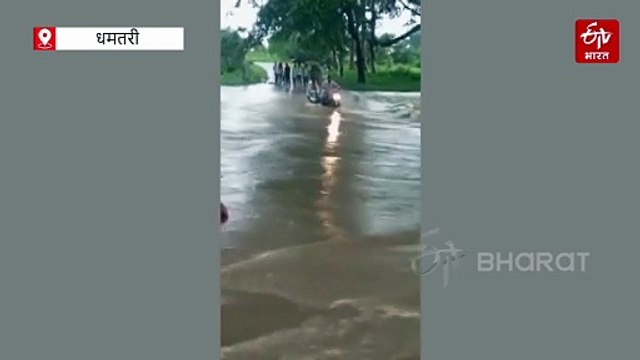 नाला में बाइक समेत बहा युवक, अचानक जल स्तर बढ़ने पर हुआ हादसा