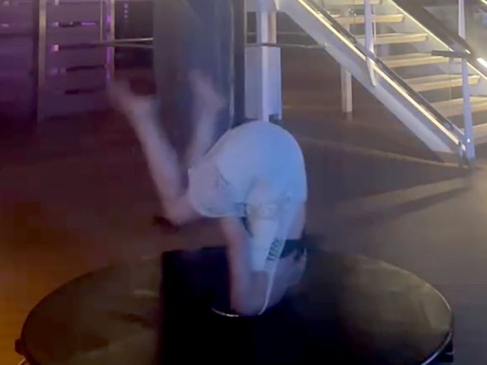 Panne bei poledance: sturz geht viral