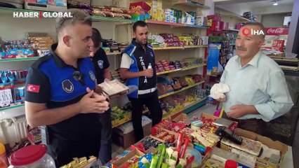 Lokum ve kolonya ikram eden zabıtadan kaldırım işgali uyarısı