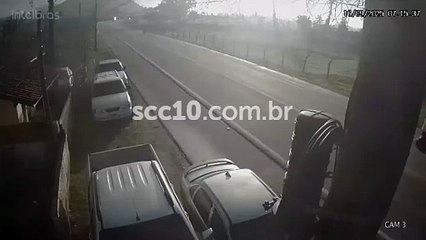 Motorista perde a perna após grave acidente em SC; vídeo flagra momento da ocorrência