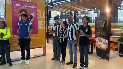 Afición rayada en espera de Anthony Martial