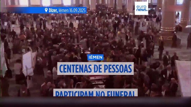 Centenas de pessoas participam no funeral de jornalistas mortos em ataques israelitas a Sanaa