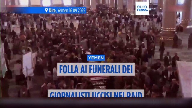 Yemen, centinaia di persone partecipano ai funerali dei giornalisti uccisi negli attacchi israeliani su Sana'a