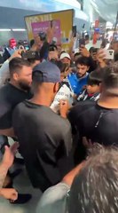 Anthony Martial da autógrafos a fans