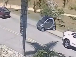 Park-Fail des Jahres: Smart kämpft gegen Riesenlücke