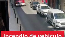 Los bomberos sofocan el incendio de un coche en la calle Libertad