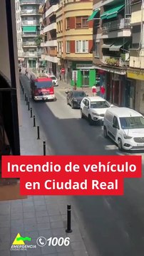 Los bomberos sofocan el incendio de un coche en la calle Libertad