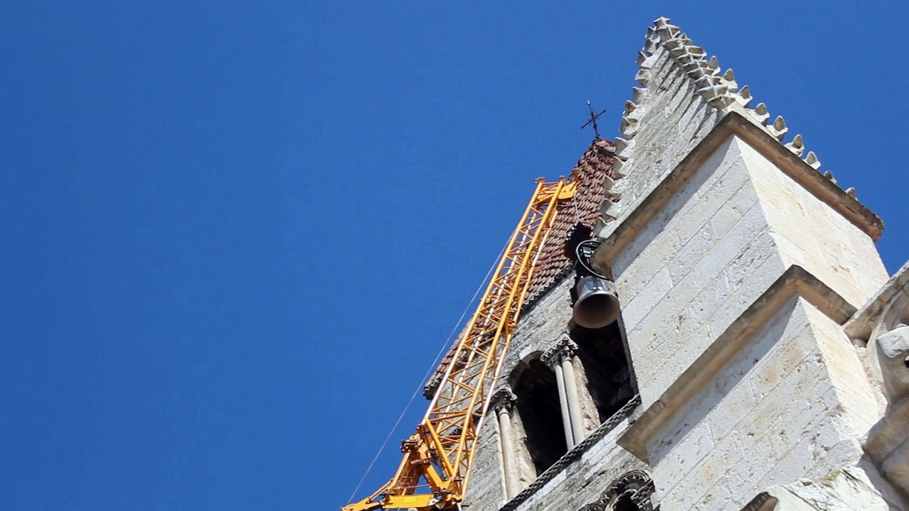 Instalación de la nueva campana de San Roque en la iglesia de La Antigua