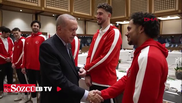 Cumhurbaşkanı Erdoğan, A Milli Takımımızı Cumhurbaşkanlığı’nda kabul etti