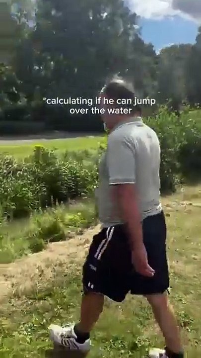 Papa tente un saut et fini dans le marais