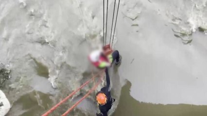 갑자기 내린 비로 탄천에 고립된 40대 남성 구조 / YTN