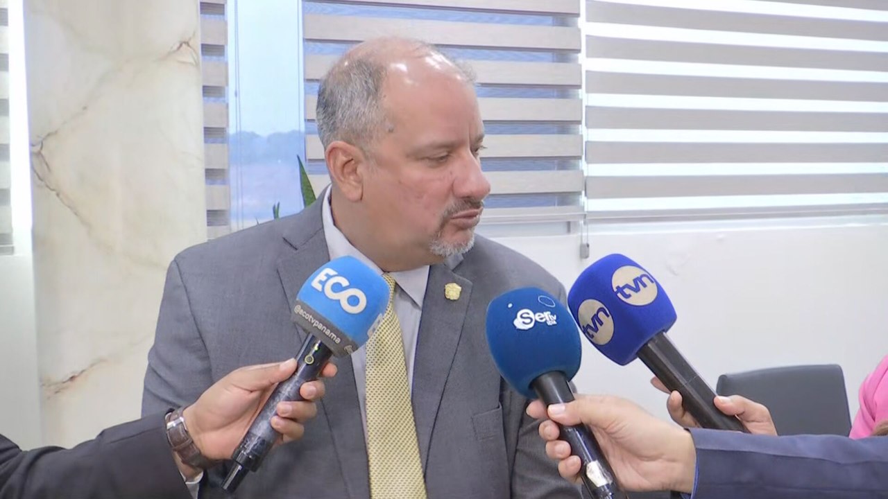 Presidente de la Asamblea y contralor se reúnen: Abordan la instalación de relojes biométricos para combatir las 'botellas'