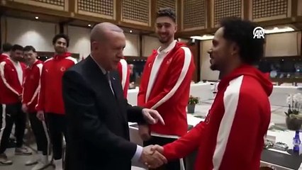 Erdoğan, 12 Dev Adam'ı kabul etti: Adem Bona ile ilginç diyalog