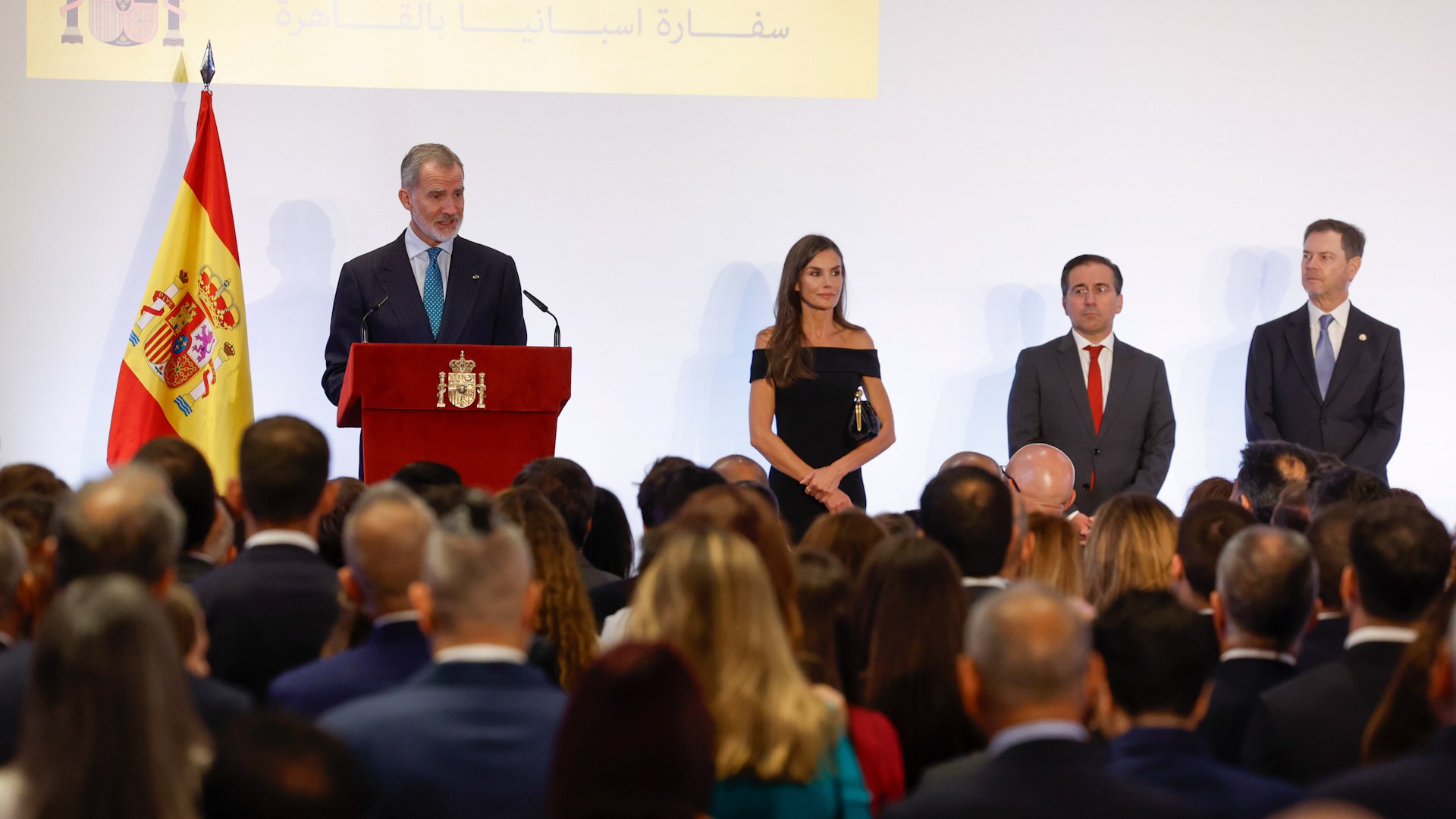 El rey Felipe VI calific� este martes de "crisis humanitaria insoportable" la situaci�n en Gaza, sumida en una "total devastaci�n" casi dos a�os despu�s del inicio de la ofensiva israel� en la franja palestina tras el ataque de Ham�s a Israel.

En su primer discurso tras llegar a El Cairo junto con la reina Letizia para iniciar su viaje de Estado a Egipto, el monarca se dirigi� a los espa�oles residentes en el pa�s y record� la sinton�a entre ambas naciones en su deseo de convivencia pac�fica en Oriente Pr�ximo.

La recepci�n reuni� a unas 300 personas de la colectividad espa�ola en Egipto &mdash;un millar en total&mdash; entre ellos empresarios, arque�logos, profesores y cooperantes. Felipe VI traslad� su apoyo y cercan�a ante la incertidumbre derivada del inestable contexto regional y del momento "convulso y tr�gico" que se vive.

Espa�a y Egipto comparten, se�al�, "un anhelo, el de la convivencia pac�fica, di�logo y reconciliaci�n en Oriente Pr�ximo que permita finalmente un entorno de estabilidad para el desarrollo de los pueblos con dignidad y justicia". Y a�adi�: "De momento parece una utop�a, pero debe ser posible y todos debemos contribuir a que as� sea".