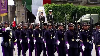 La Secretaría de Marina Armada de México marchan ante miles de mexicanos