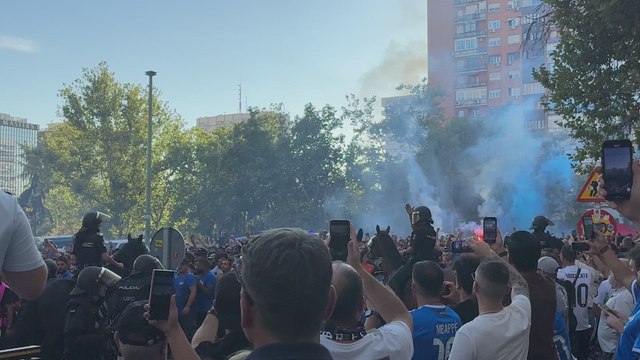 FUERTES MEDIDAS de SEGURIDAD y POLICÍA en la LLEGADA de los ULTRAS del OLYMPIQUE de MARSELLA al BERNABÉU