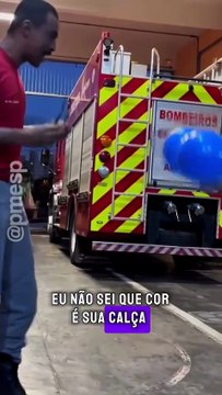 Bombeiro com daltonismo raro vê cores pela primeira vez após ganhar óculos de colegas