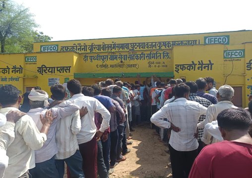 पृथ्वीपुरा ग्राम सेवा सहकारी समिति पर आया 500 कट्टे डीएपी खाद, किसानों की लगी कतार