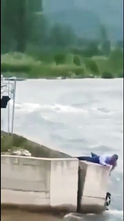 Un homme fuit le mariage pour sauver un chien qui nage en mode débordé.