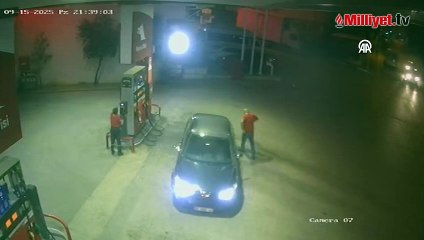 Hareket eden aracı durdurmaya çalışan görevli güvenlik kamerasında