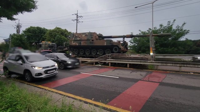 시흥서 K9 자주포 싣고 가던 군용 트럭, 중앙분리대 추돌 / YTN