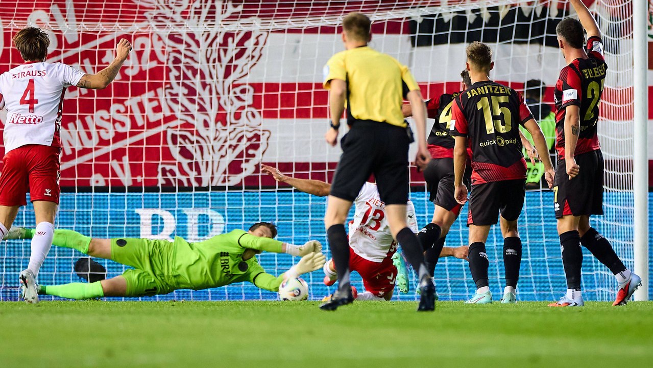 Stritzel rettet, Flotho macht den Deckel drauf: Regensburg verliert auch in Wiesbaden