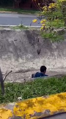 Otro menor juega en cuneta que arrastró a niños y donde murió policía