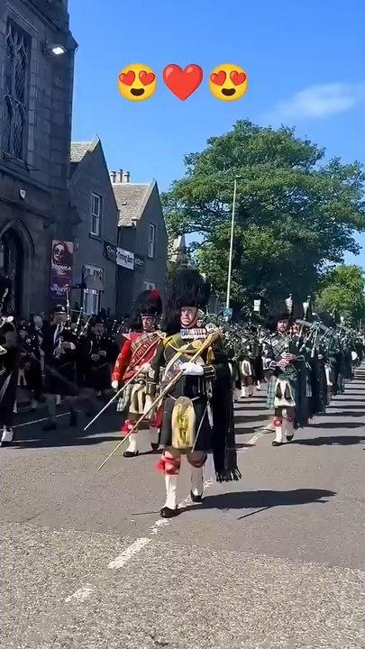 Beautiful marching, powerful sound, and top-notch kits what a stunning pipe band 💙 🏴