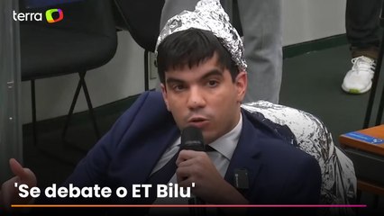 Membro do MBL usa roupa de alumínio em audiência sobre Ovnis na Câmara